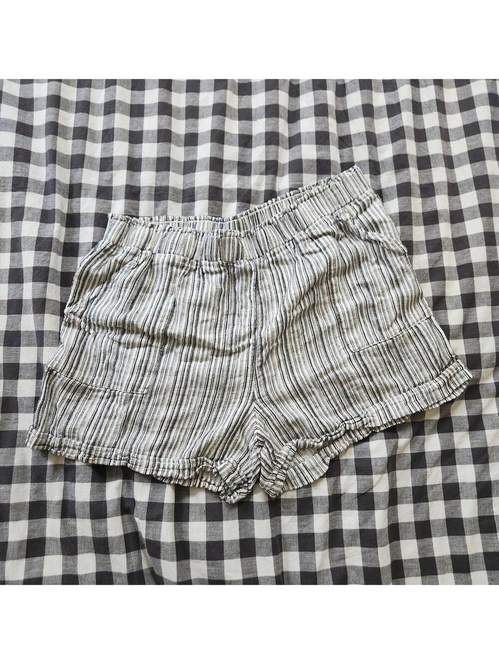 Time and Tru white and black cotton linen striped shorts